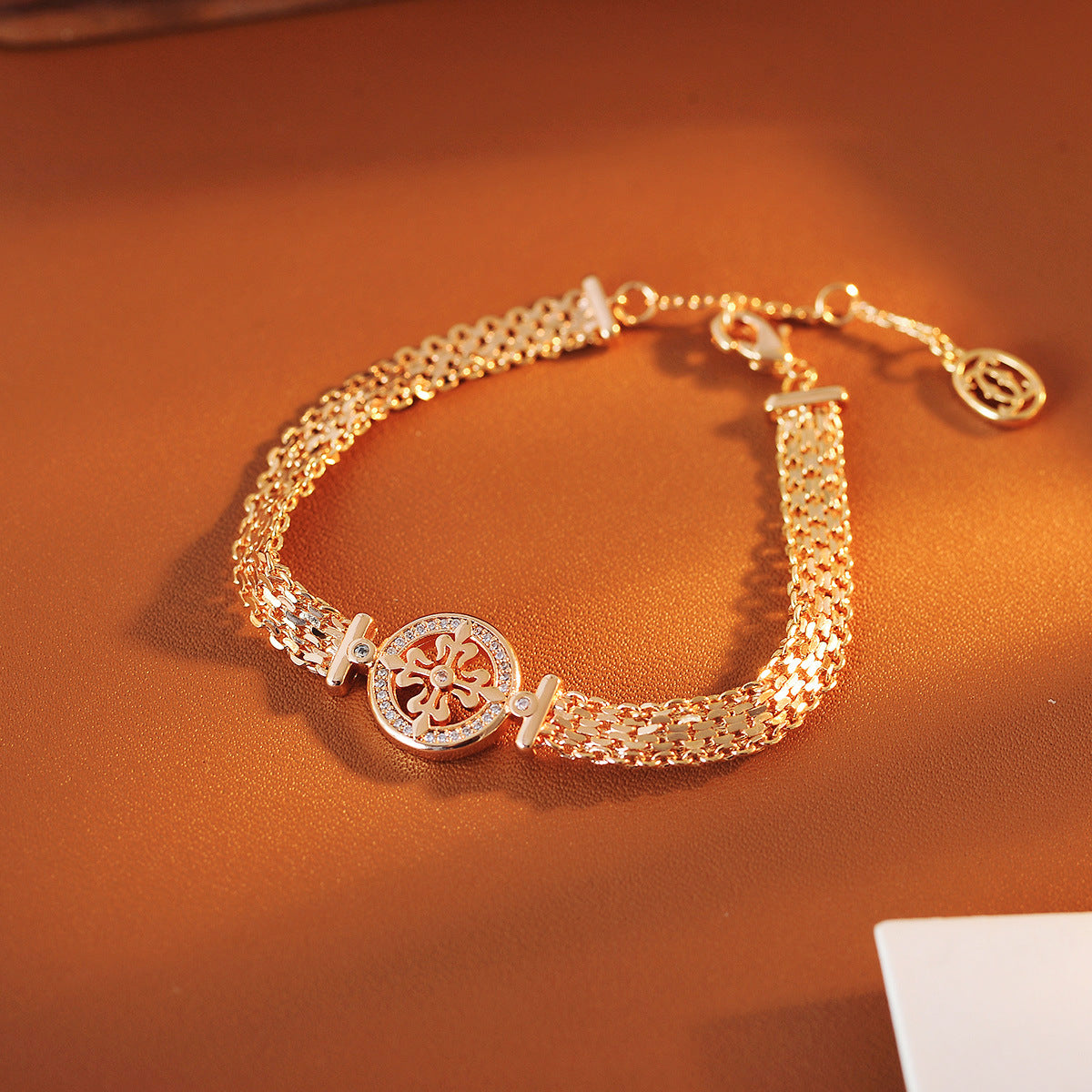 Hepburn Style Temperament Elegant Gentle Light Luxury Jewelry Inlaid Zircon Design Bracelet Female