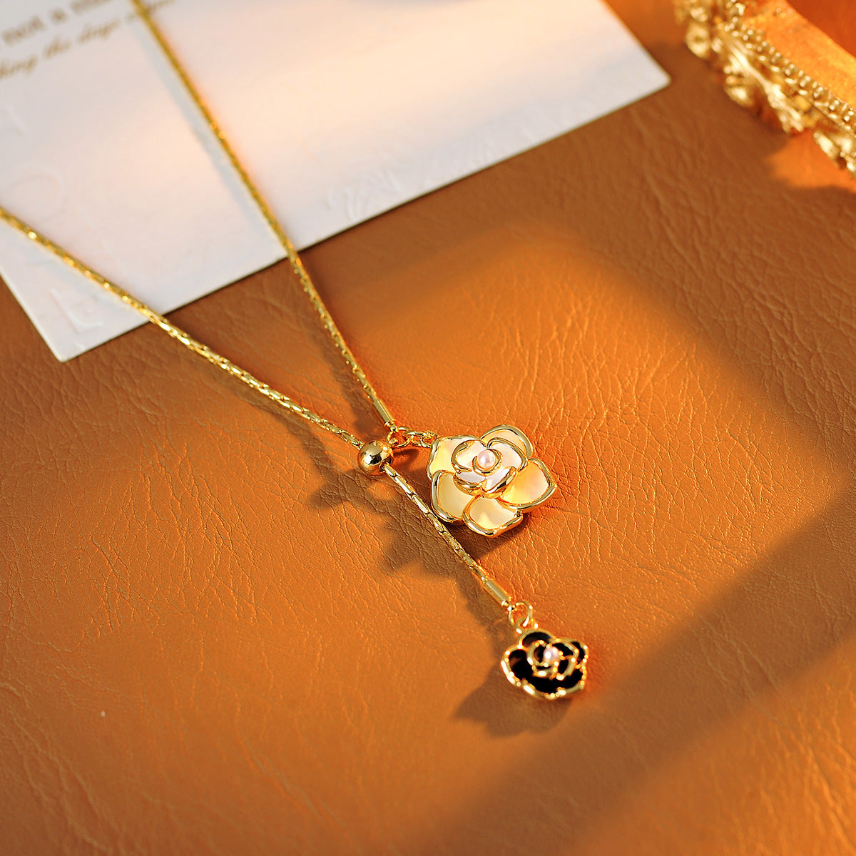 AB Black and White Camellia Pearl Pendant Necklace, High-End Clavicle Chain, New Hot Niche Necklace