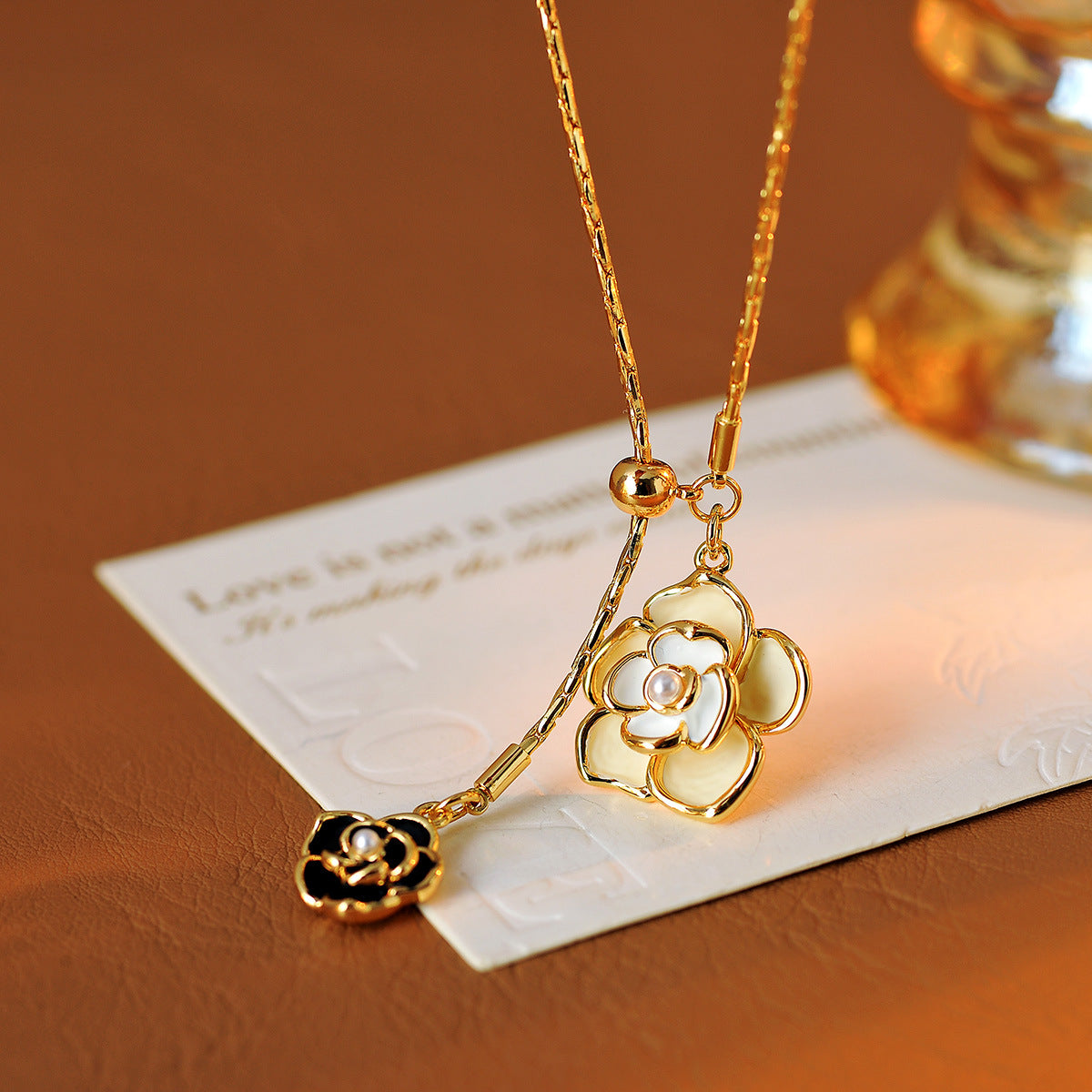 AB Black and White Camellia Pearl Pendant Necklace, High-End Clavicle Chain, New Hot Niche Necklace